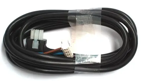 Schwarzes Kabel mit verschiedenen Steckverbindern, wahrscheinlich für ein Umschaltventil, geeignet für Daikin Systeme, aufgerollt und mit Klebeband fixiert.